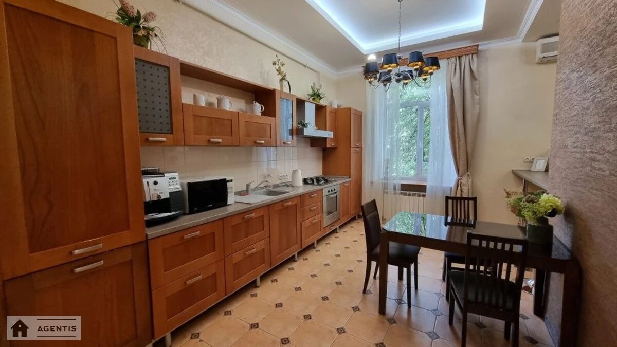 Сдам квартиру 3 комнаты, 82 m², 3 эт./7 этажей. Заньковецкой 4, Киев. 