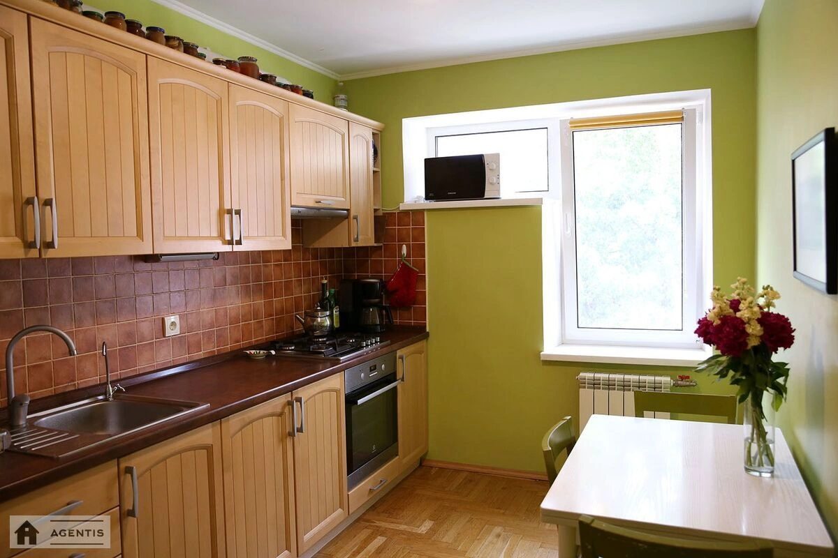 Apartment for rent 2 rooms, 60 m², 4th fl./5 floors. 34, Khoryva 34, Kyiv. 