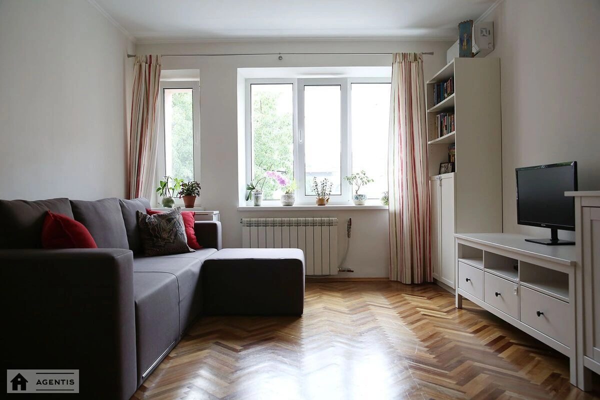 Apartment for rent 2 rooms, 60 m², 4th fl./5 floors. 34, Khoryva 34, Kyiv. 