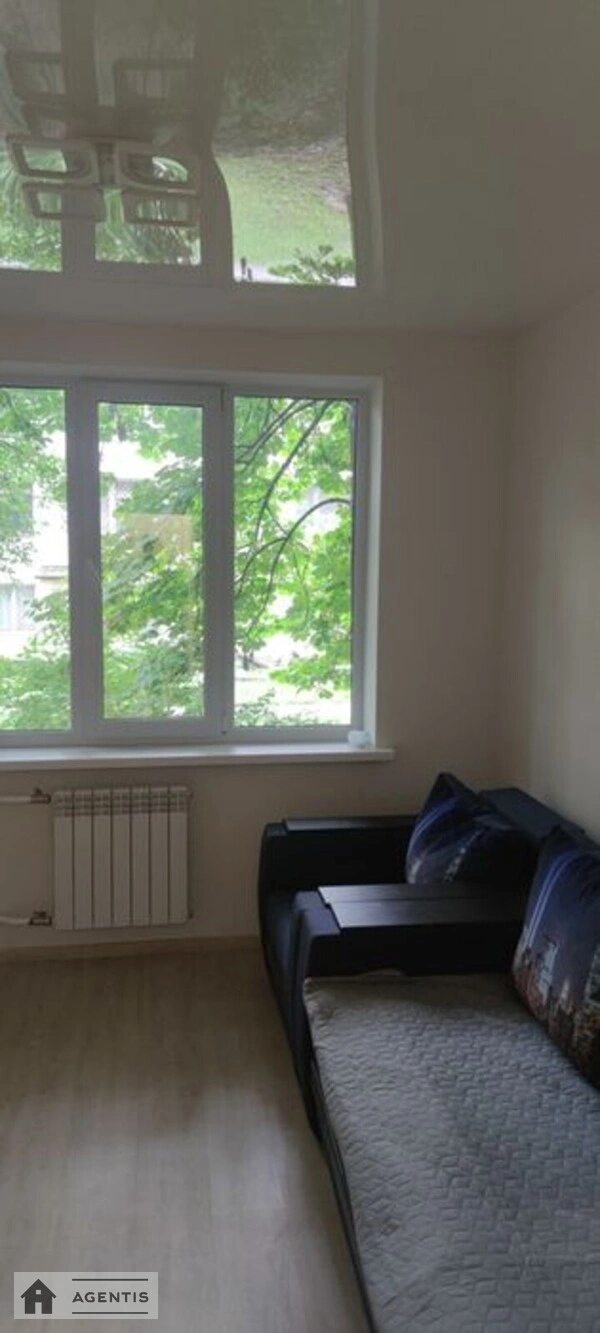 Apartment for rent 3 rooms, 56 m², 1st fl./5 floors. Volynska, Kyiv. 