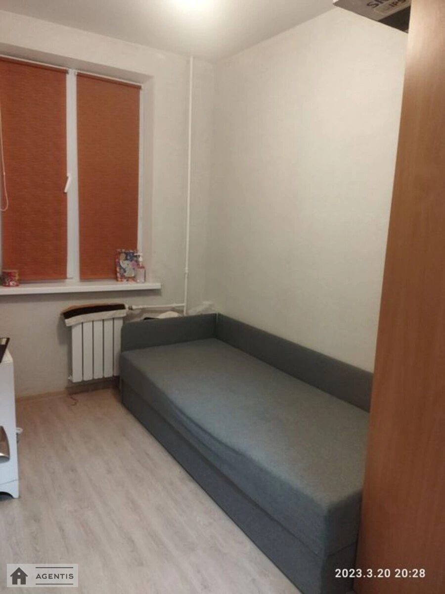 Здам квартиру 3 кімнати, 56 m², 1 пов./5 поверхів. Волинська, Київ. 