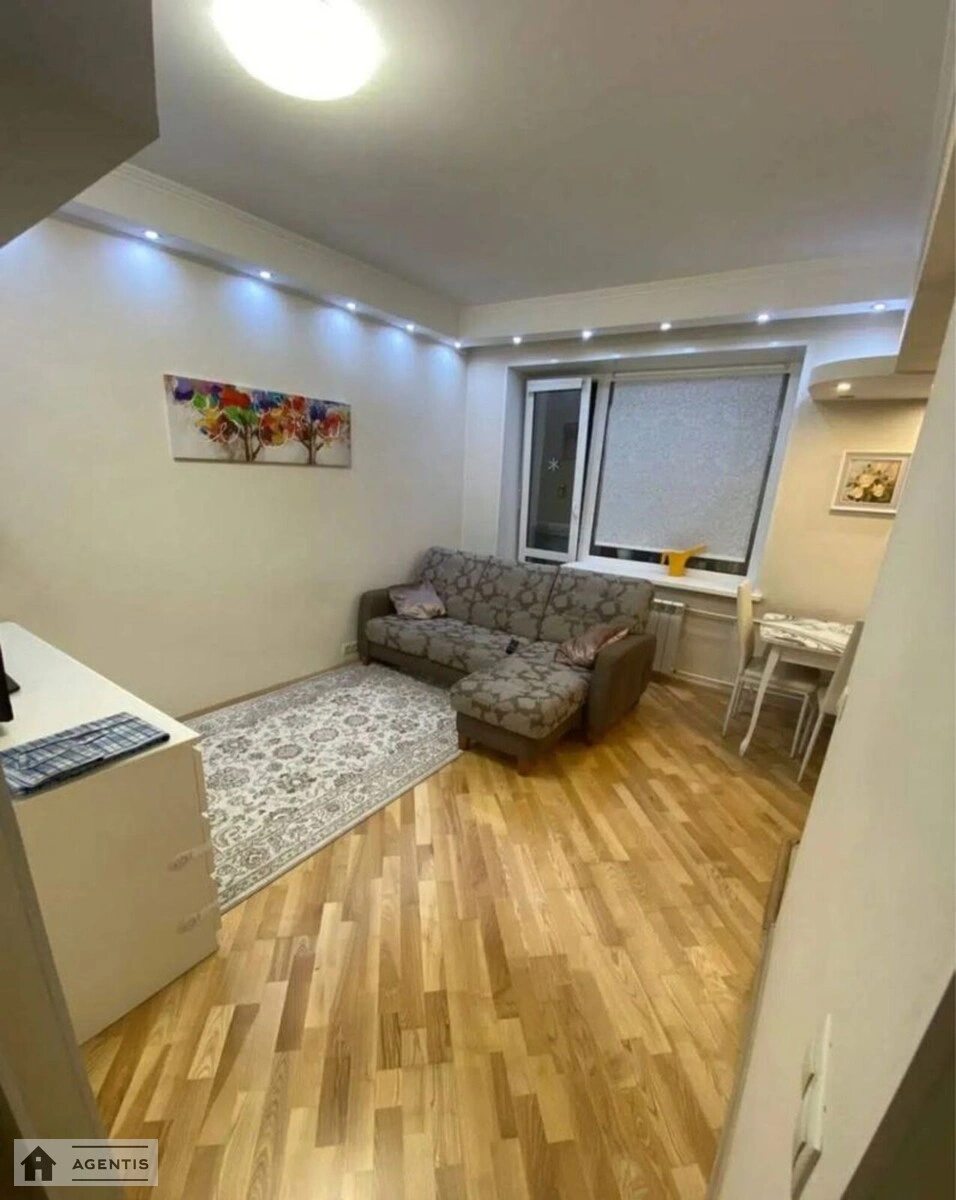 Сдам квартиру 2 комнаты, 44 m², 3 эт./10 этажей. Печерский район, Киев. 