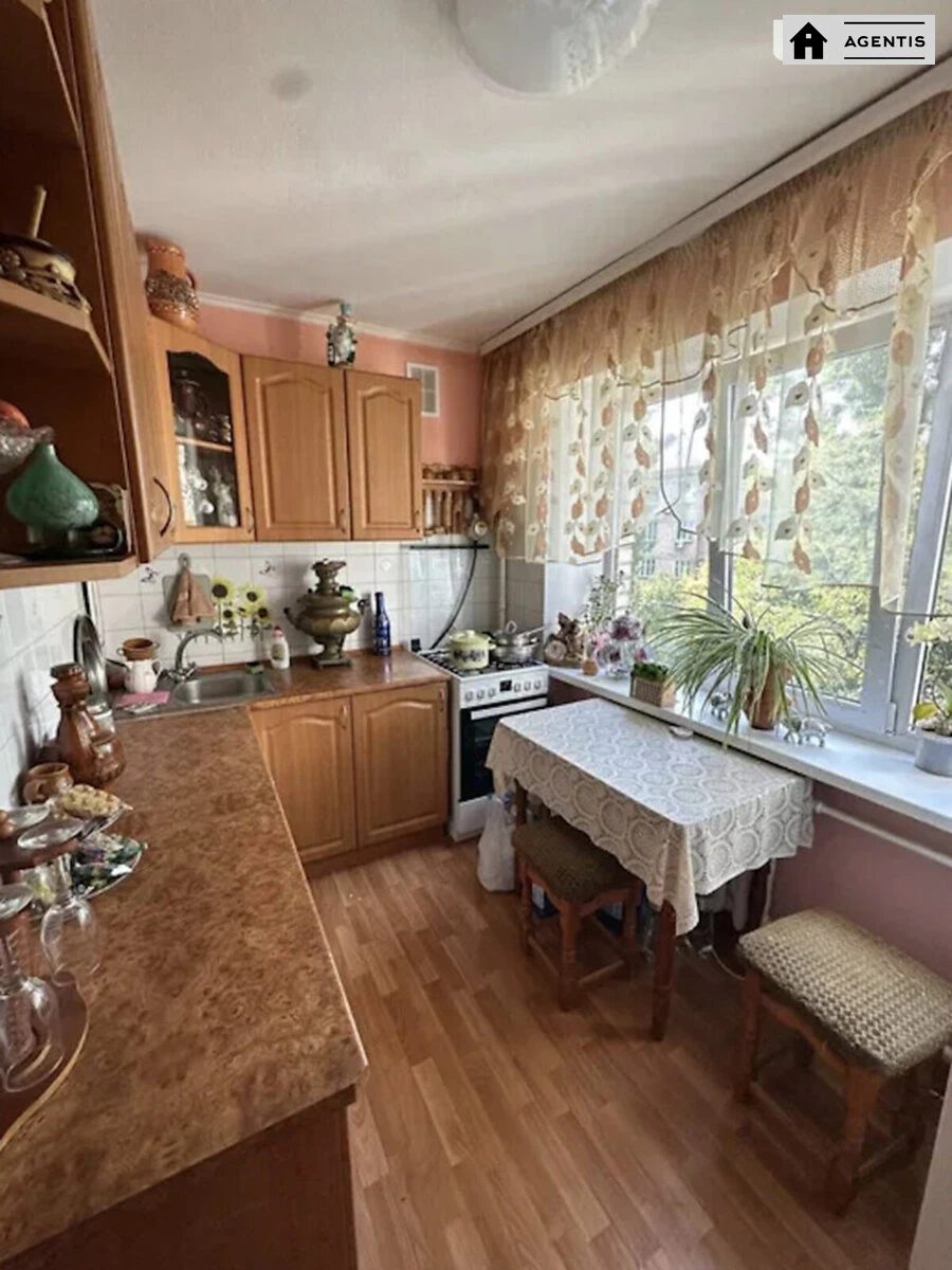 Apartment for rent 2 rooms, 45 m², 4th fl./6 floors. 4, Leopolda Yashchenka vul. Vasylya Zhukovskoho, Kyiv. 