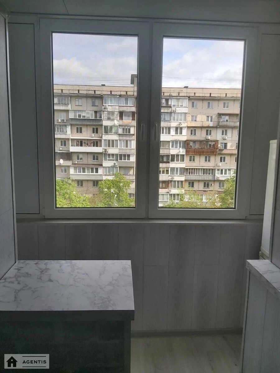 Apartment for rent 1 room, 32 m², 6th fl./9 floors. Obolonskyy rayon, Kyiv. 