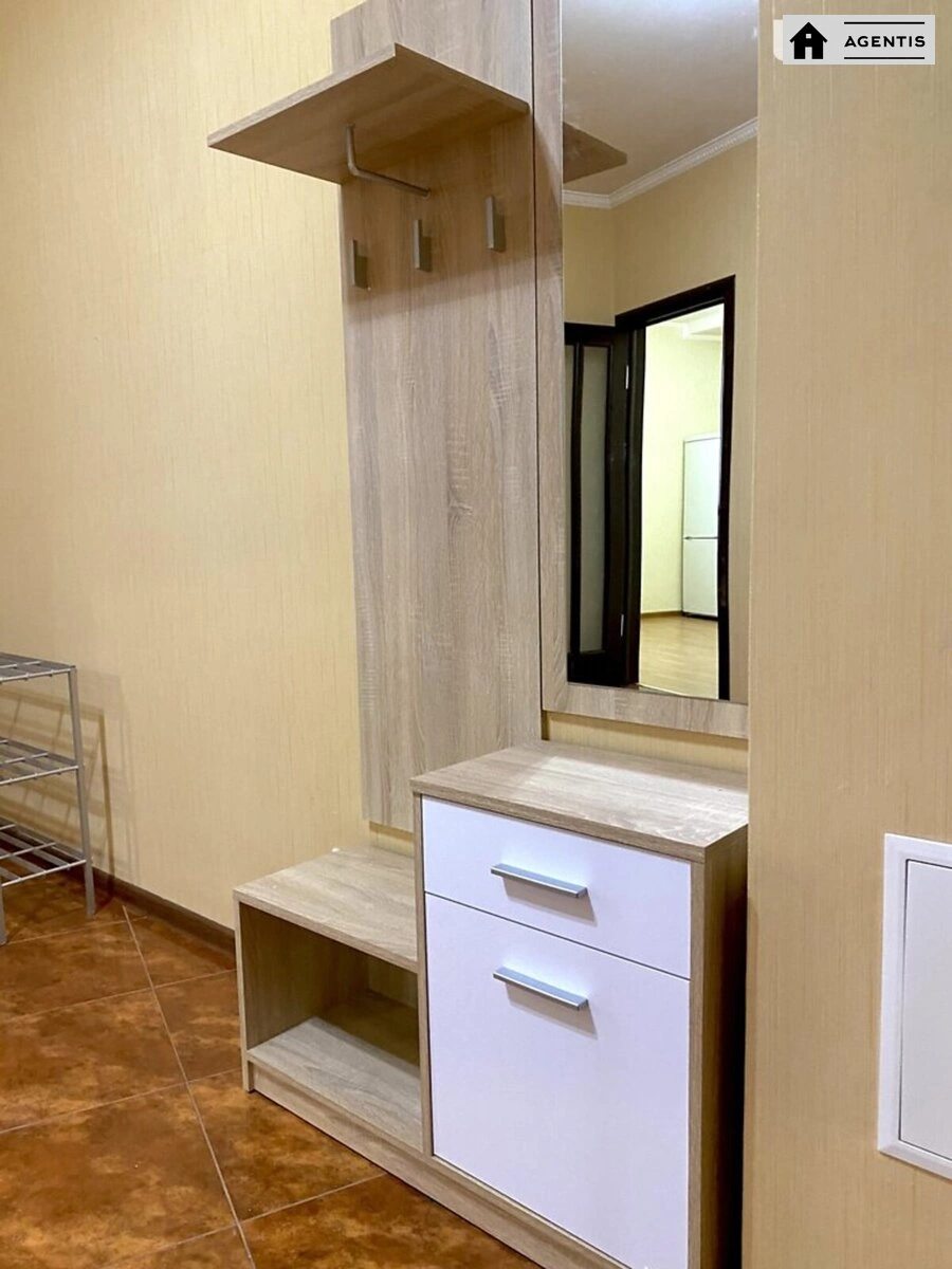 Сдам квартиру 1 комната, 65 m², 18 эт./27 этажей. 12, Срибнокильская 12, Киев. 