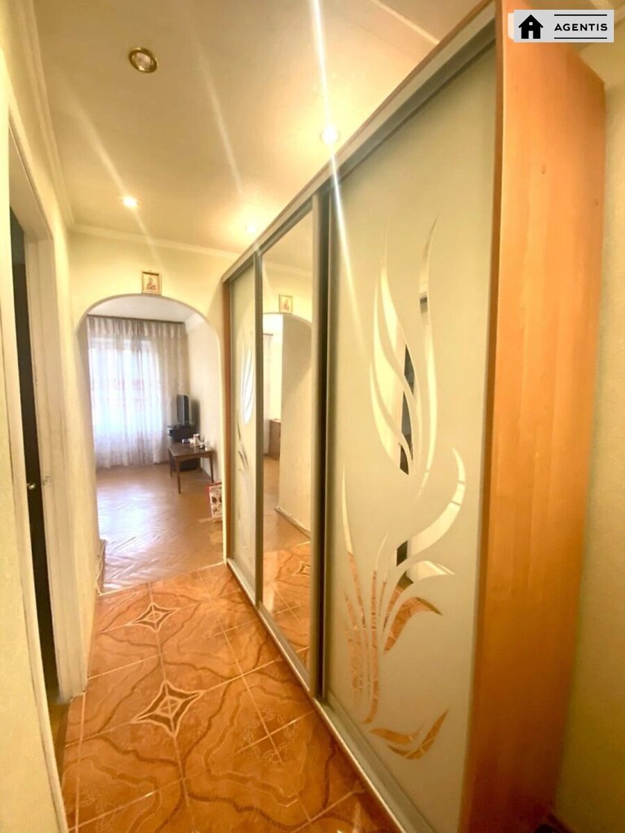 Сдам квартиру 2 комнаты, 52 m², 4 эт./9 этажей. 60, Зодчих 60, Киев. 