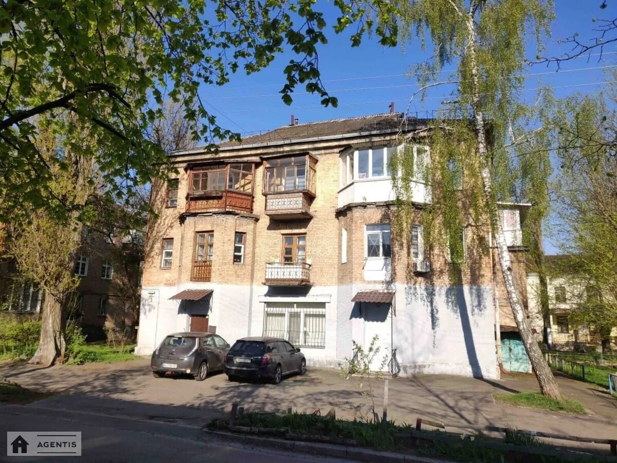 Сдам квартиру 2 комнаты, 50 m², 3 эт./3 этажа. Соломенский район, Киев. 