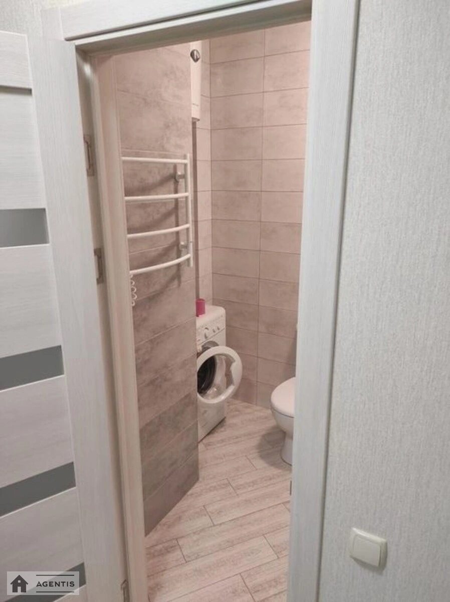 Сдам квартиру 1 комната, 44 m², 4 эт./16 этажей. 28, Сергія Данченка вул., Киев. 