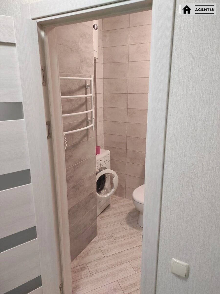 Сдам квартиру 1 комната, 44 m², 4 эт./17 этажей. 28, Данченко , Киев. 