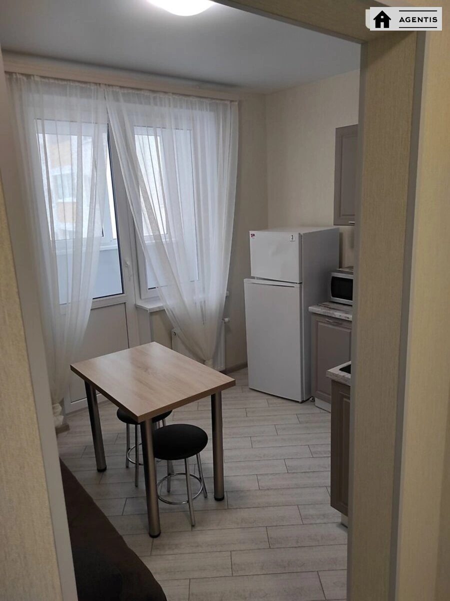 Сдам квартиру 1 комната, 44 m², 4 эт./17 этажей. 28, Данченко , Киев. 