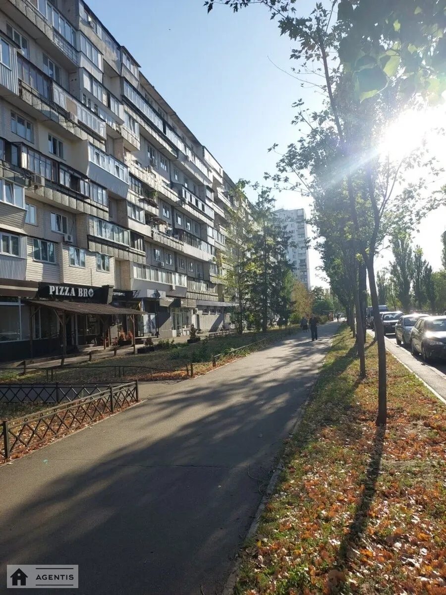 Здам квартиру 3 кімнати, 63 m², 7 пов./9 поверхів. 7, Івана Миколайчука вул. (Серафимовича), Київ. 