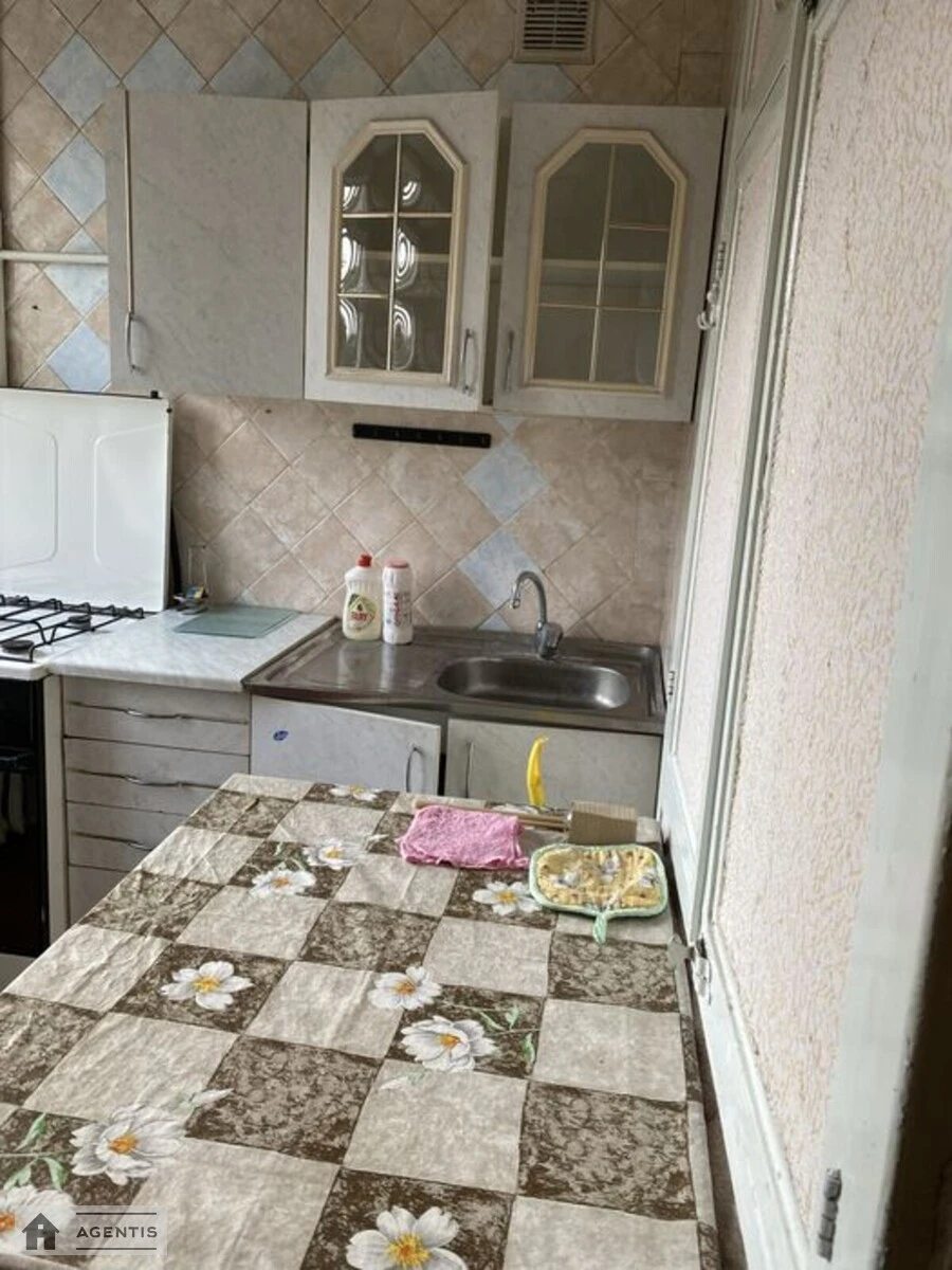 Здам квартиру 2 кімнати, 43 m², 5 пов./9 поверхів. 4, Лаврська вул., Київ. 