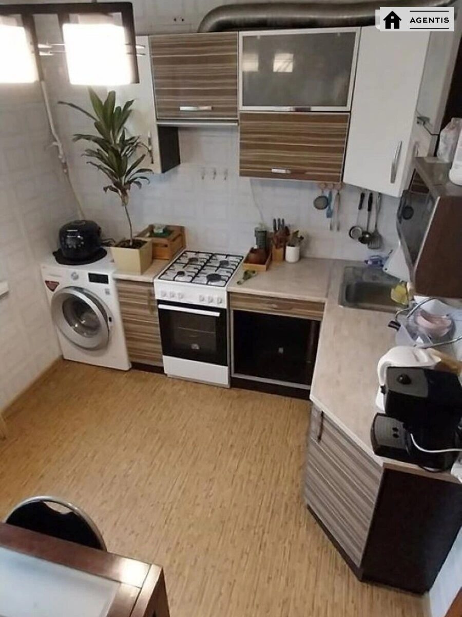 Сдам квартиру 2 комнаты, 55 m², 7 эт./10 этажей. 22, Симиренко 22, Киев. 