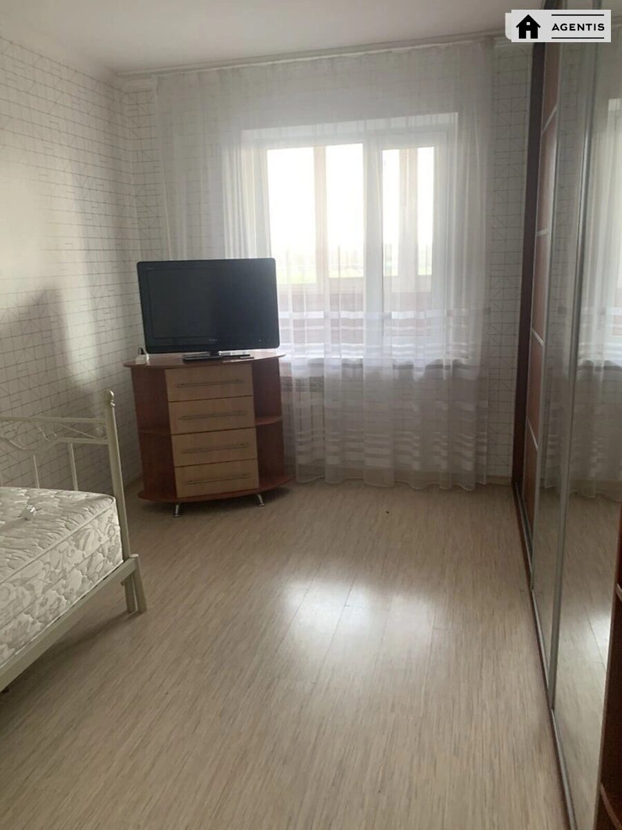 Сдам квартиру 2 комнаты, 55 m², 7 эт./10 этажей. 22, Симиренко 22, Киев. 