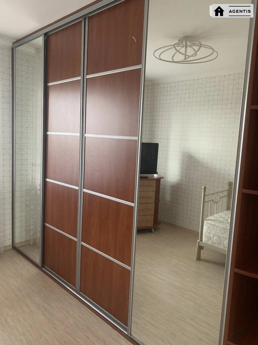 Сдам квартиру 2 комнаты, 55 m², 7 эт./10 этажей. 22, Симиренко 22, Киев. 