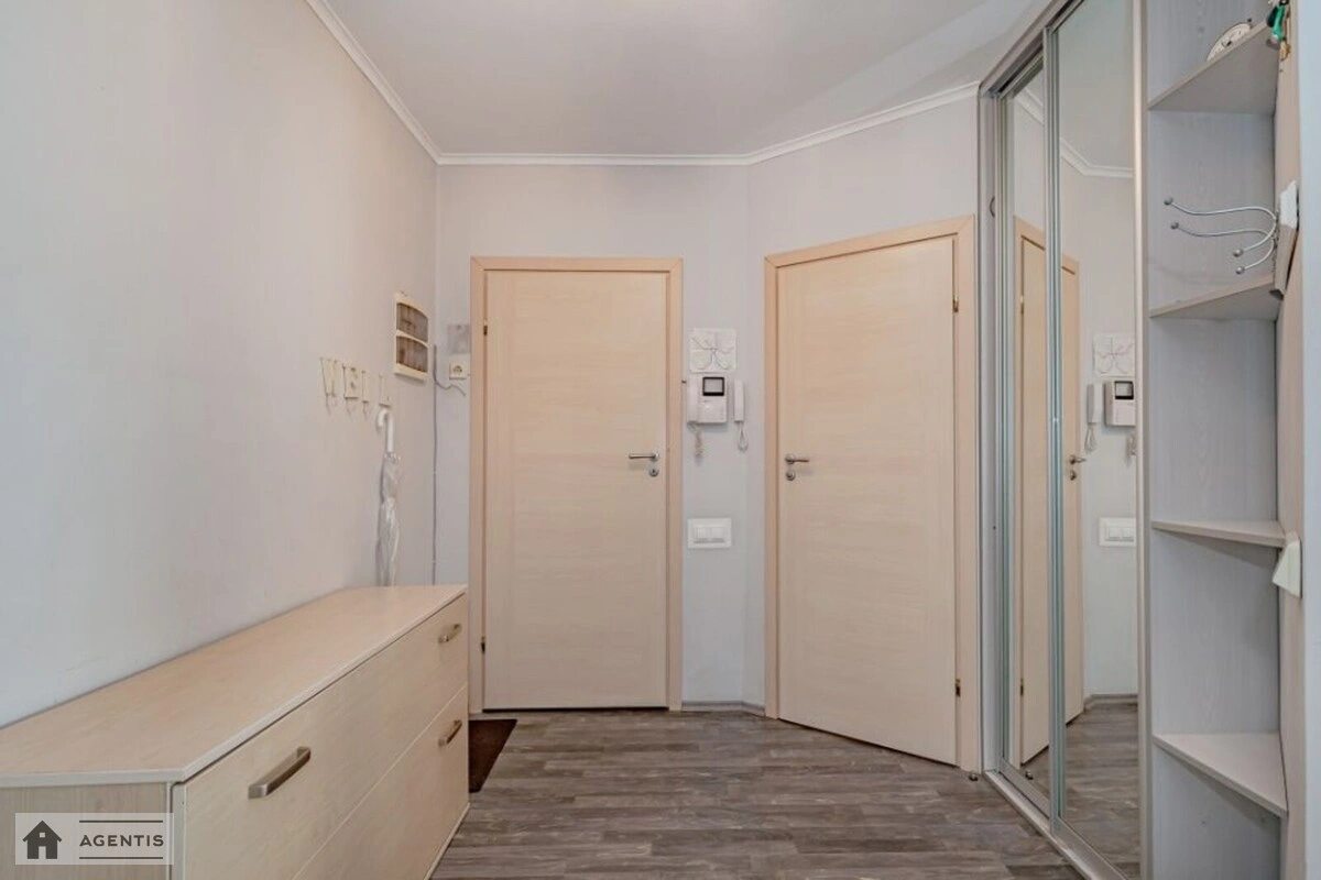 Сдам квартиру 3 комнаты, 75 m², 5 эт./7 этажей. 28, Юрковская 28, Киев. 