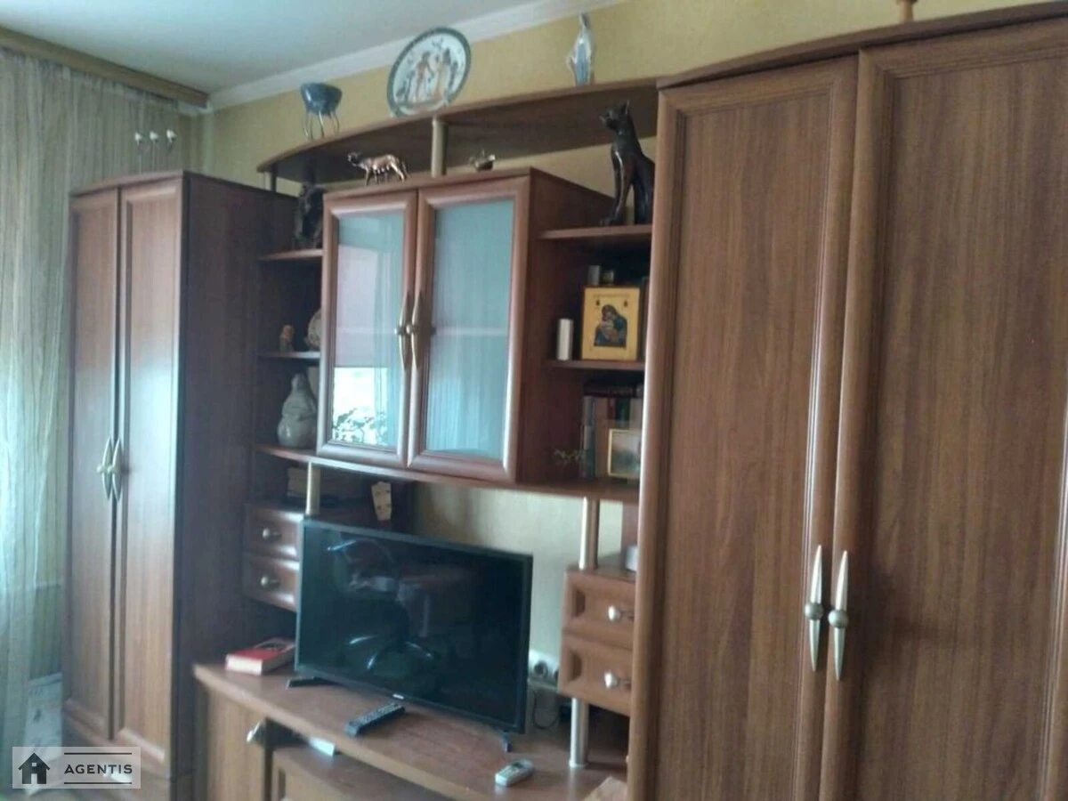 Apartment for rent 3 rooms, 80 m², 10th fl./16 floors. 28, Mykoly Bazhana prosp., Kyiv. 