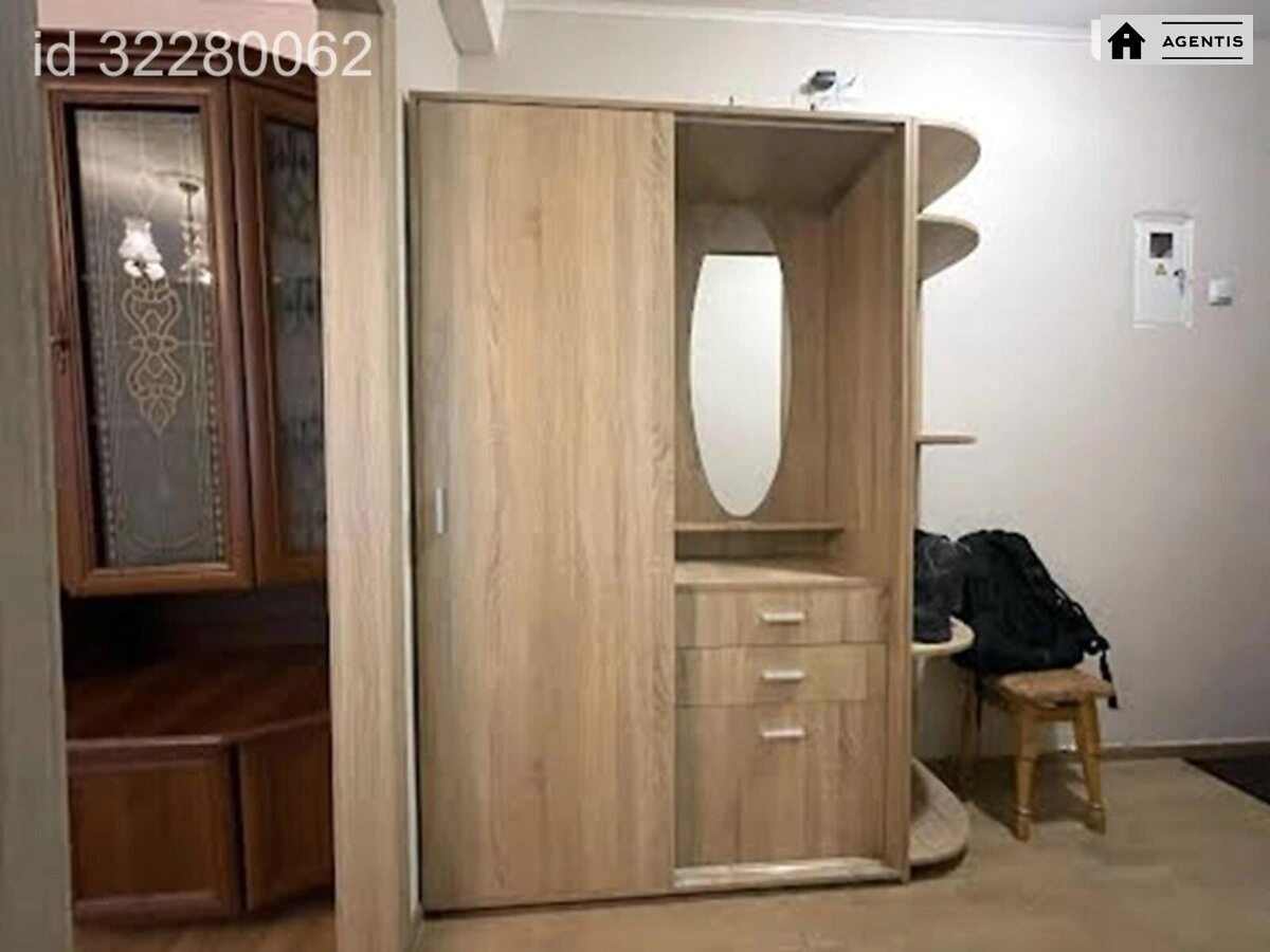 Сдам квартиру 2 комнаты, 45 m², 2 эт./6 этажей. 27, Коперника 27, Киев. 