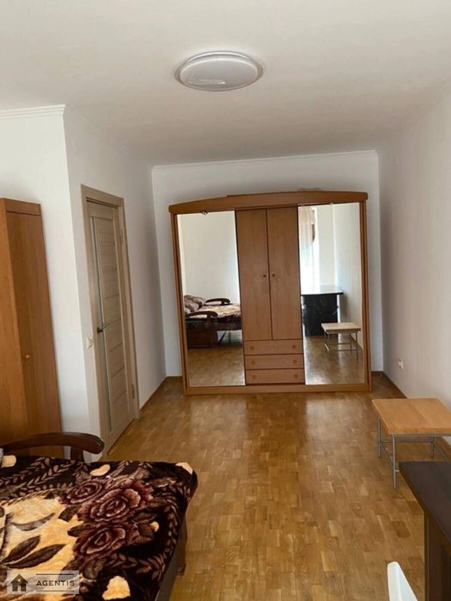 Сдам квартиру 1 комната, 39 m², 3 эт./20 этажей. Богдана Хмельницького вул., Киев. 