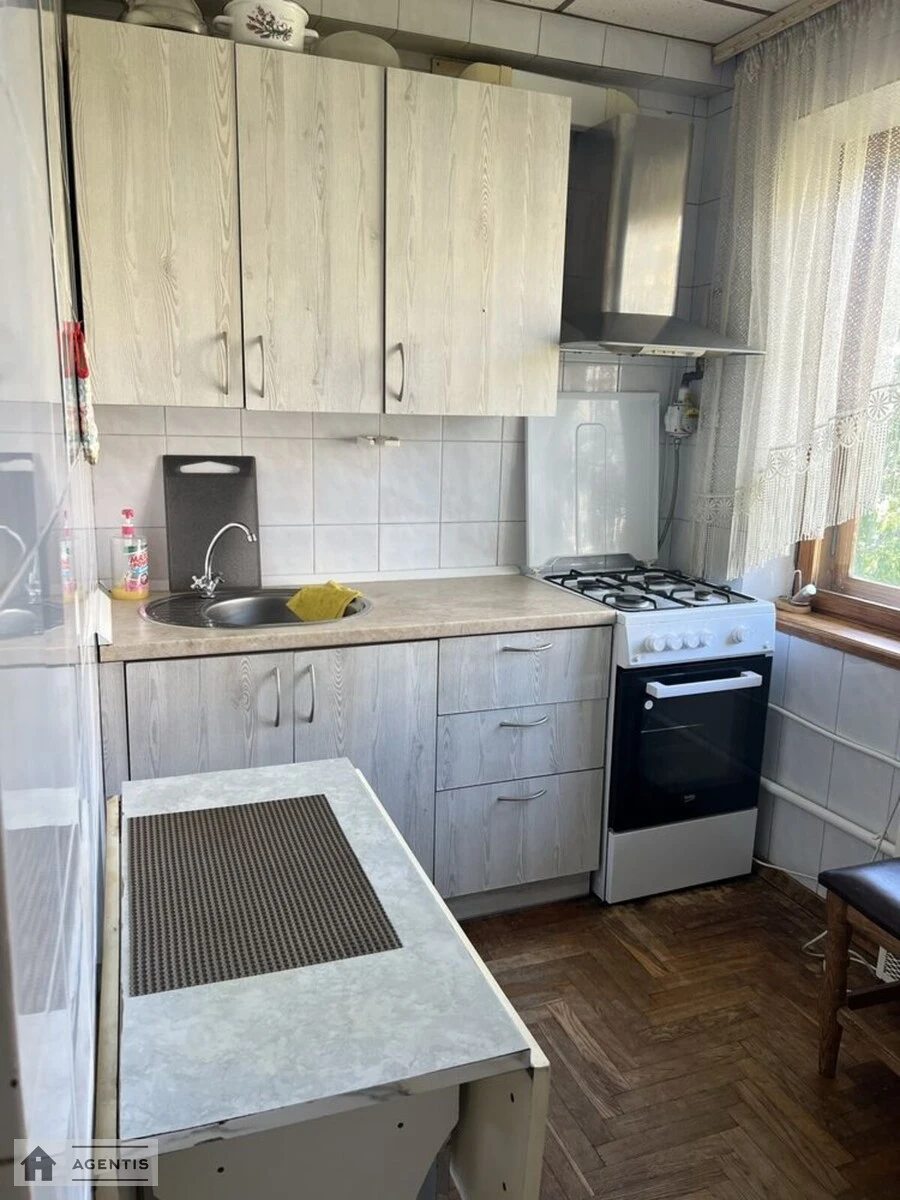 Сдам квартиру 3 комнаты, 55 m², 6 эт./9 этажей. 40, Зодчих 40, Киев. 