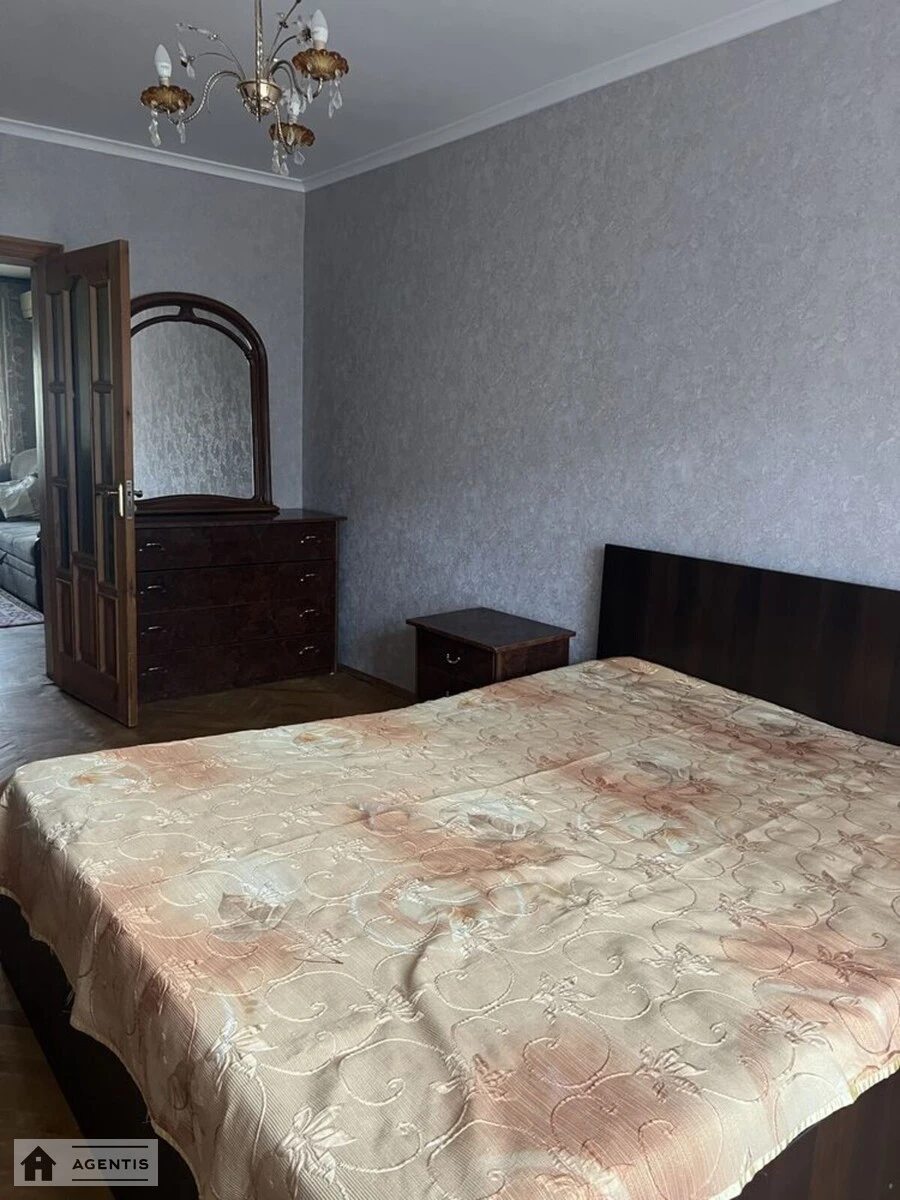 Здам квартиру 3 кімнати, 55 m², 6 пов./9 поверхів. 40, Зодчих 40, Київ. 