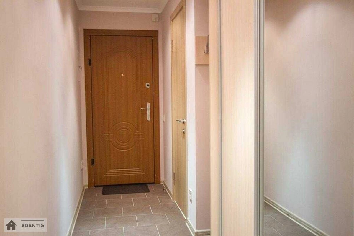 Сдам квартиру 2 комнаты, 45 m², 2 эт./5 этажей. 22, Володимиро Либідська , Киев. 