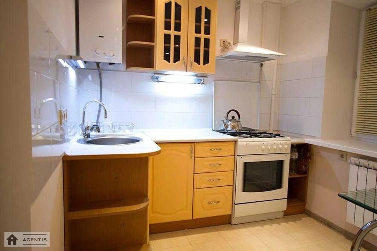 Apartment for rent 2 rooms, 45 m², 2nd fl./5 floors. 22, Volodymyro Lybidska , Kyiv. 