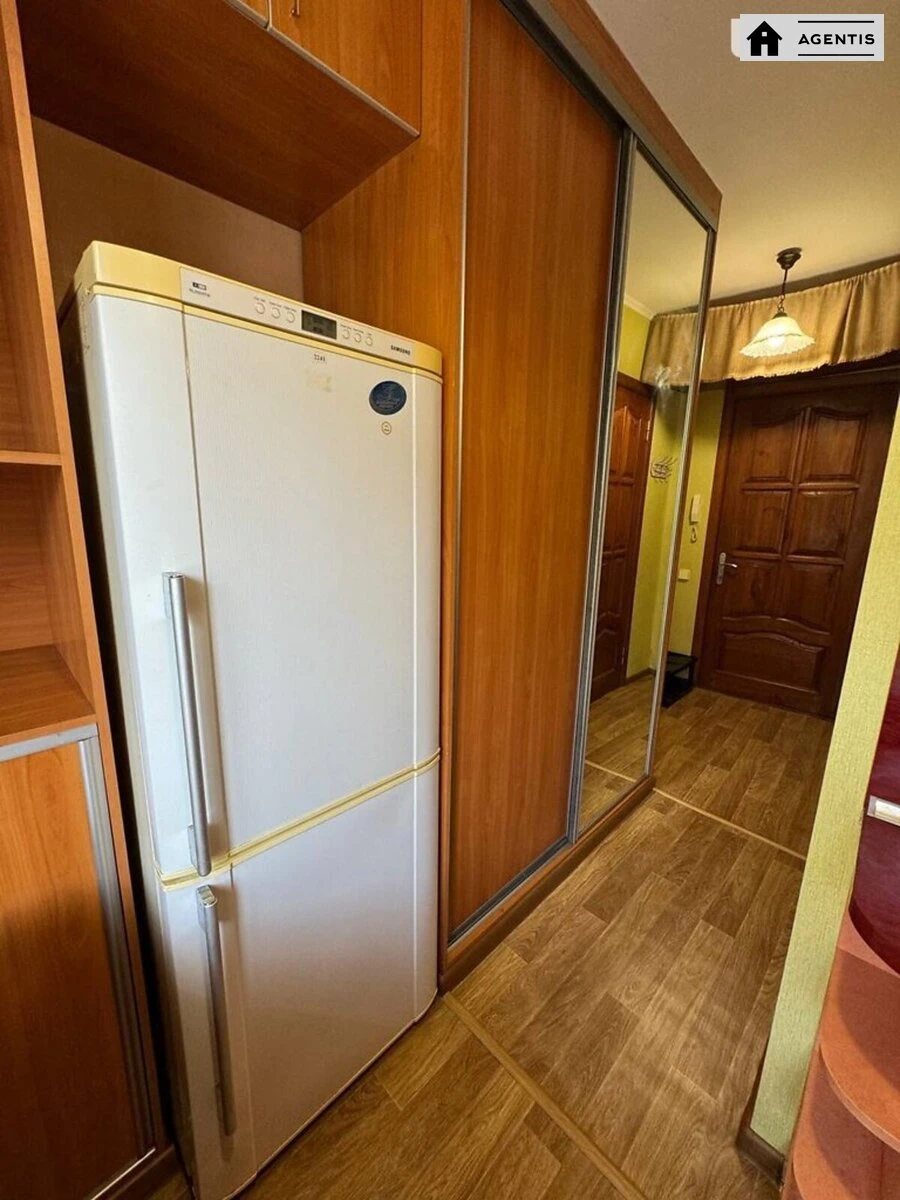 Здам квартиру 1 кімната, 32 m², 3 пов./9 поверхів. 26, Симиренка 26, Київ. 