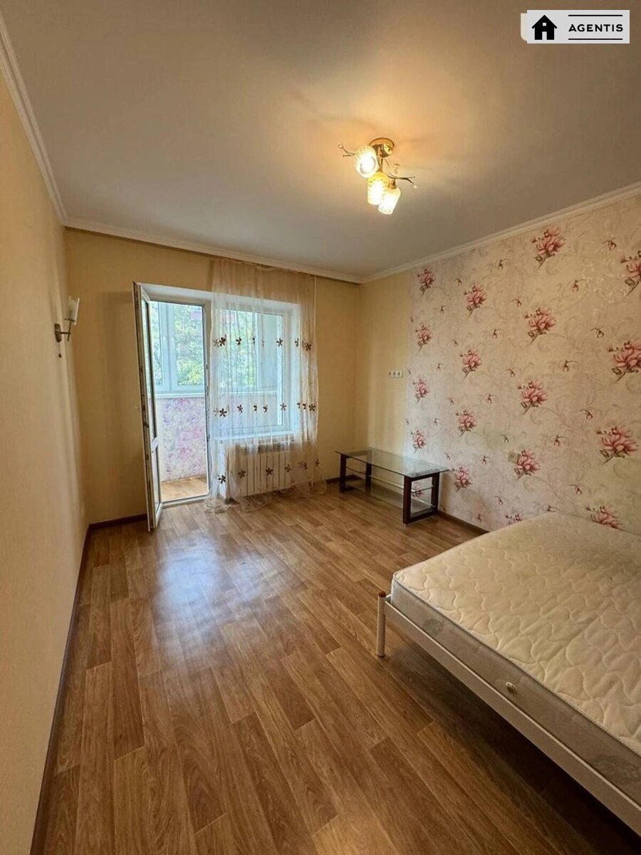 Сдам квартиру 1 комната, 32 m², 3 эт./9 этажей. 26, Симиренко 26, Киев. 