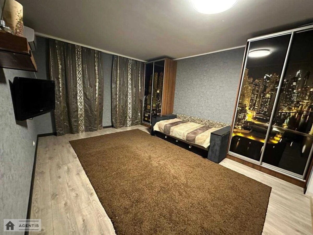 Сдам квартиру 2 комнаты, 53 m², 2 эт./17 этажей. 40, Клавдиевская 40, Киев. 