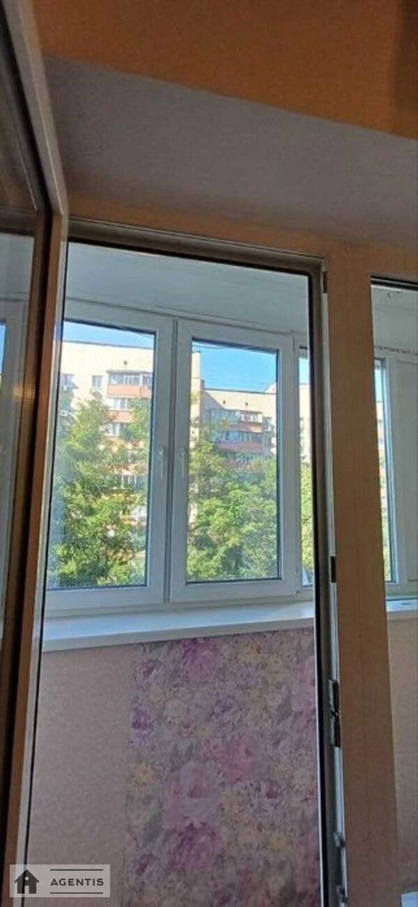 Apartment for rent 1 room, 32 m², 4th fl./9 floors. 26, Symyrenka 26, Kyiv. 