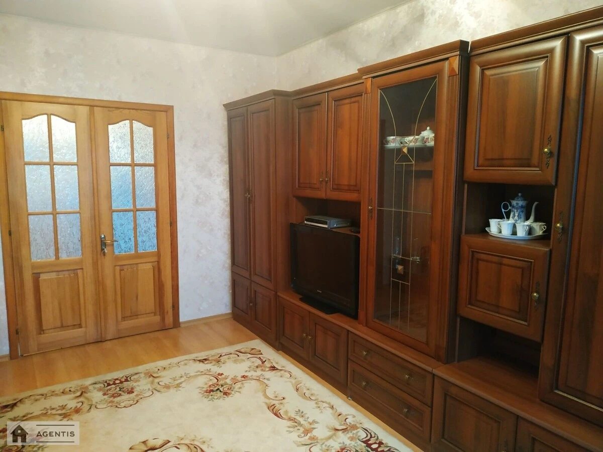 Сдам квартиру 2 комнаты, 58 m², 13 эт./16 этажей. 1, Леся Курбаса 1, Киев. 