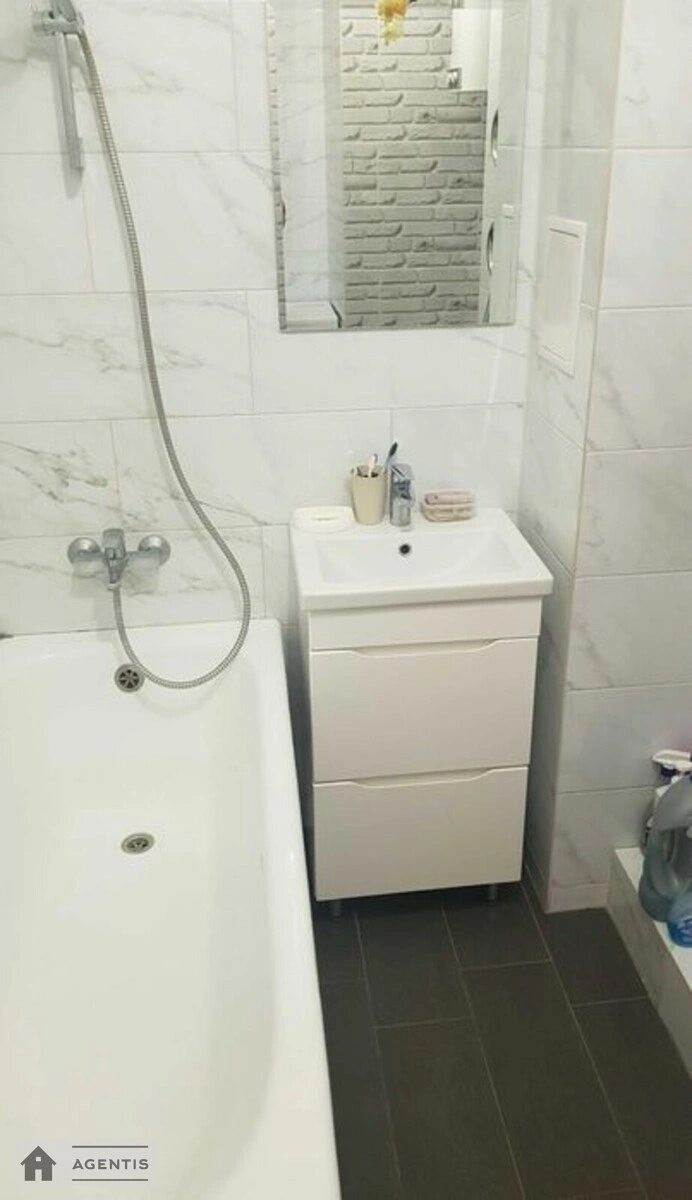 Сдам квартиру 1 комната, 43 m², 11 эт./18 этажей. 25, Дениса Рачінського вул. (Комбінатна), Киев. 