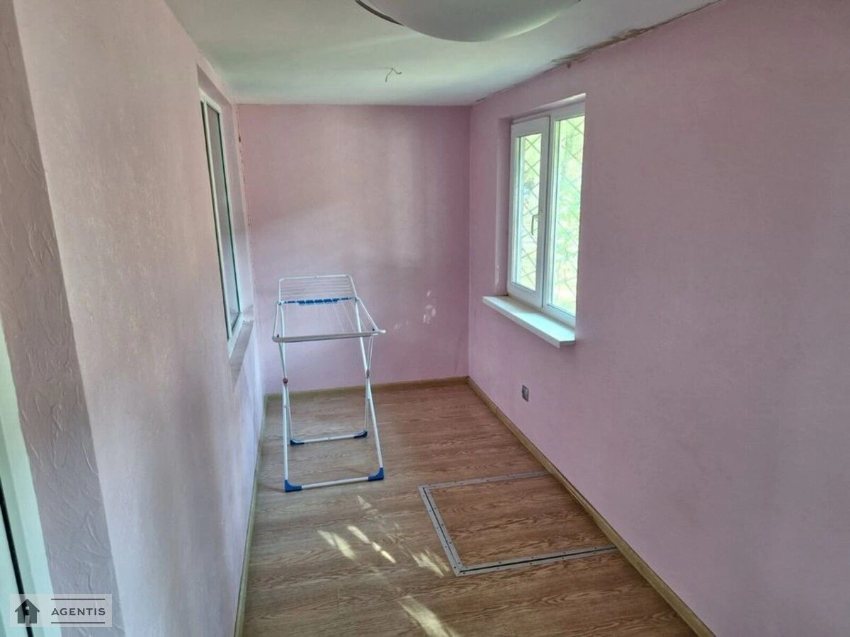 Сдам квартиру 1 комната, 35 m², 1 эт./9 этажей. 5, Жуля Верна бульв. (Ромена Роллана), Киев. 