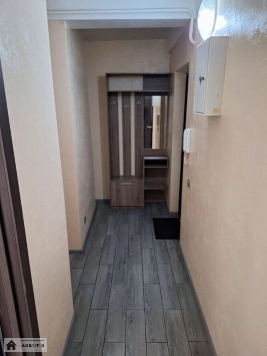 Apartment for rent 1 room, 35 m², 1st fl./9 floors. 5, Zhulya Verna bulv. Romena Rollana, Kyiv. 