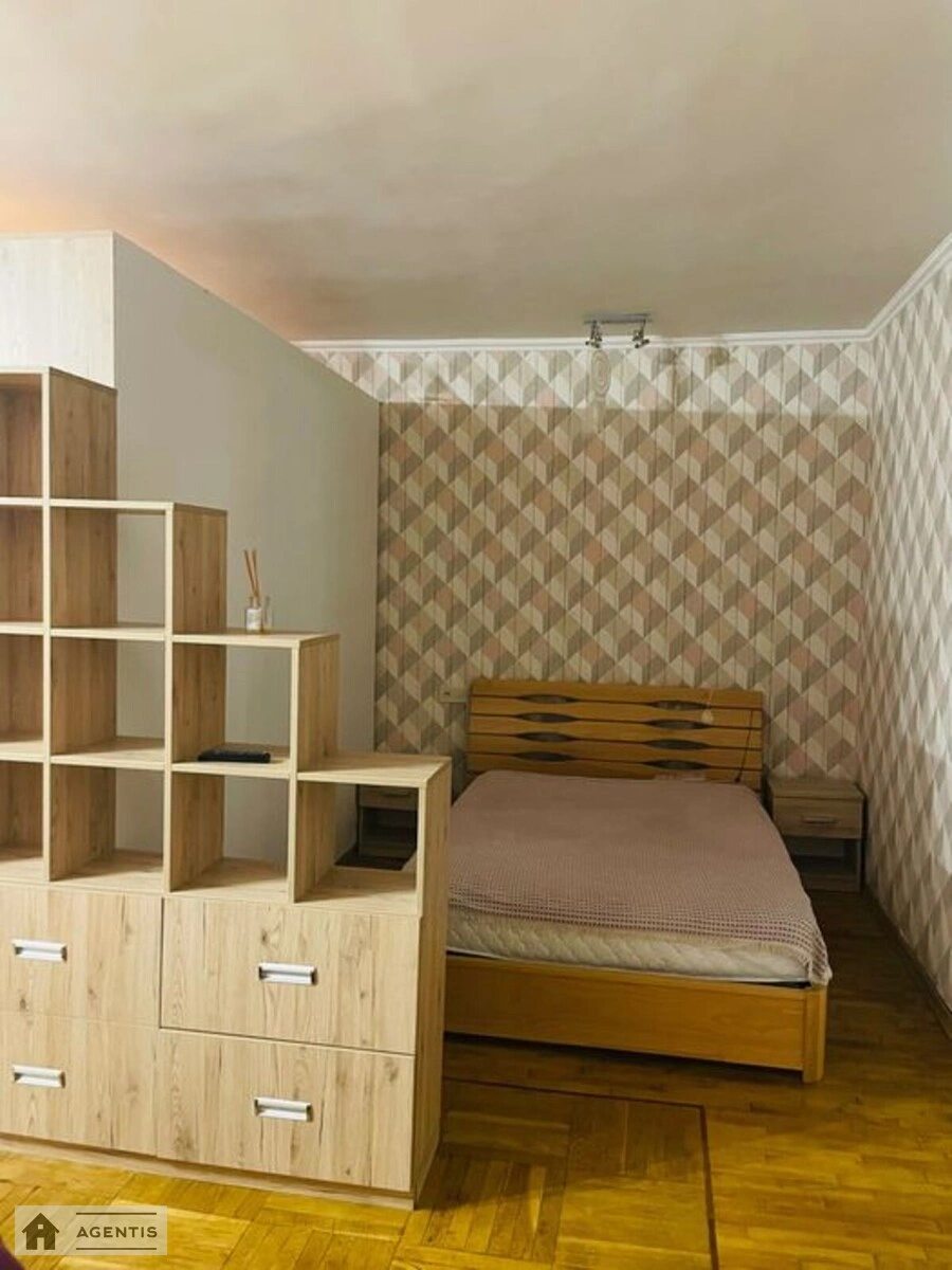 Здам квартиру 1 кімната, 33 m², 2 пов./5 поверхів. Уманська, Київ. 