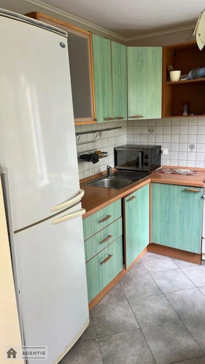 Здам квартиру 3 кімнати, 42 m², 3 пов./9 поверхів. 10, Анатолія Соловяненка вул. (Олександра Бойченка), Київ. 