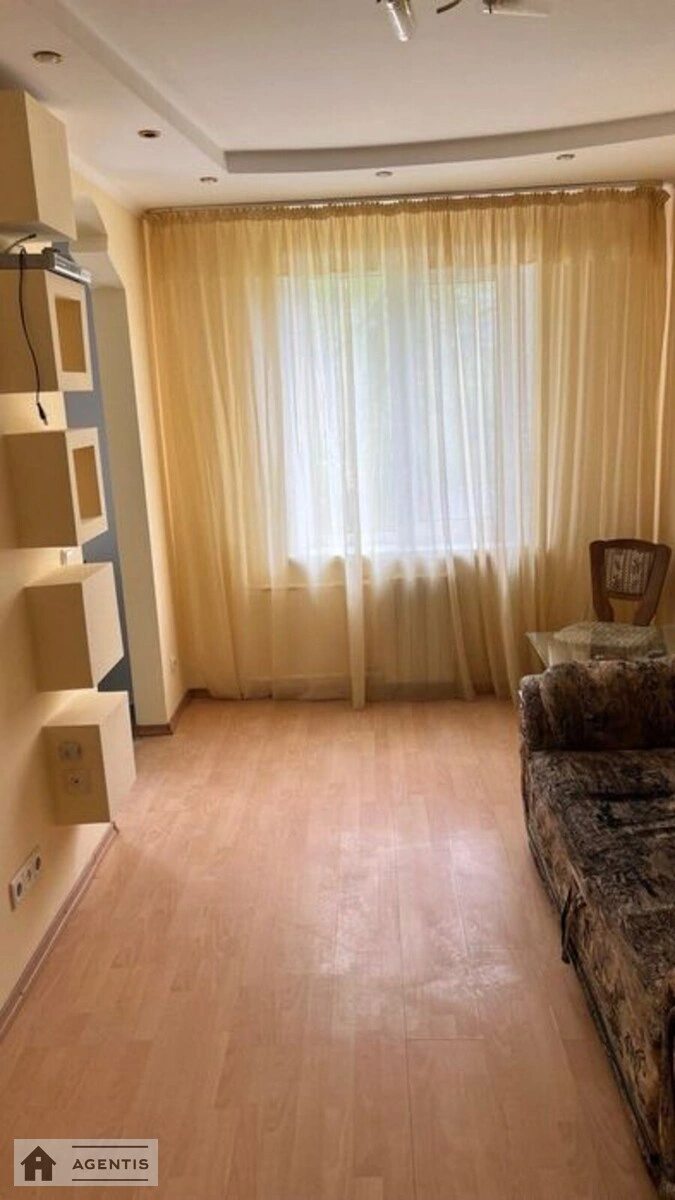 Сдам квартиру 3 комнаты, 42 m², 3 эт./9 этажей. 10, Анатолія Соловяненка вул. (Олександра Бойченка), Киев. 