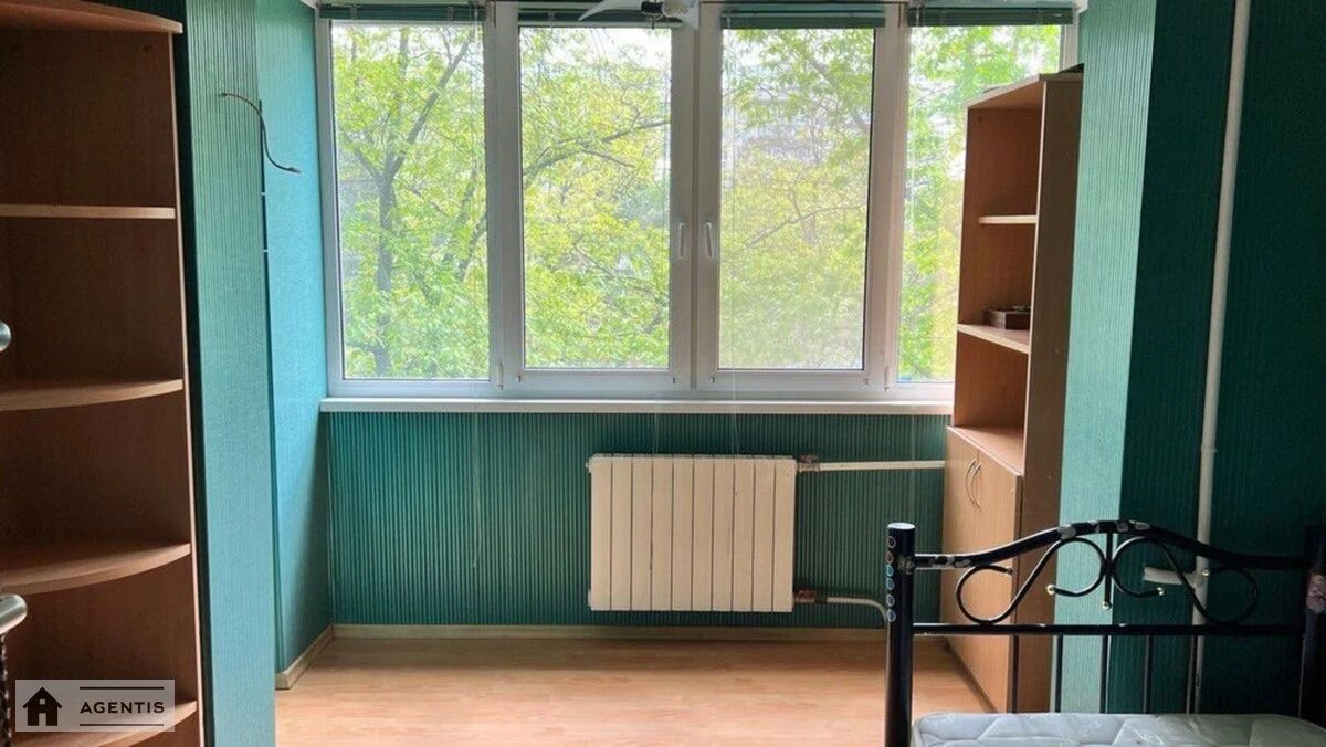 Сдам квартиру 3 комнаты, 42 m², 3 эт./9 этажей. 10, Анатолія Соловяненка вул. (Олександра Бойченка), Киев. 