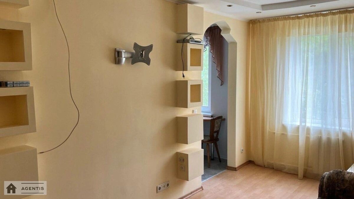 Сдам квартиру 3 комнаты, 42 m², 3 эт./9 этажей. 10, Анатолія Соловяненка вул. (Олександра Бойченка), Киев. 