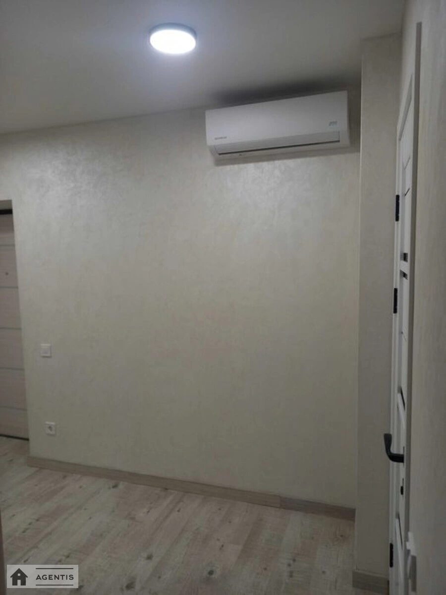 Здам квартиру 1 кімната, 38 m², 1 пов./5 поверхів. 18, Радистів 18, Київ. 