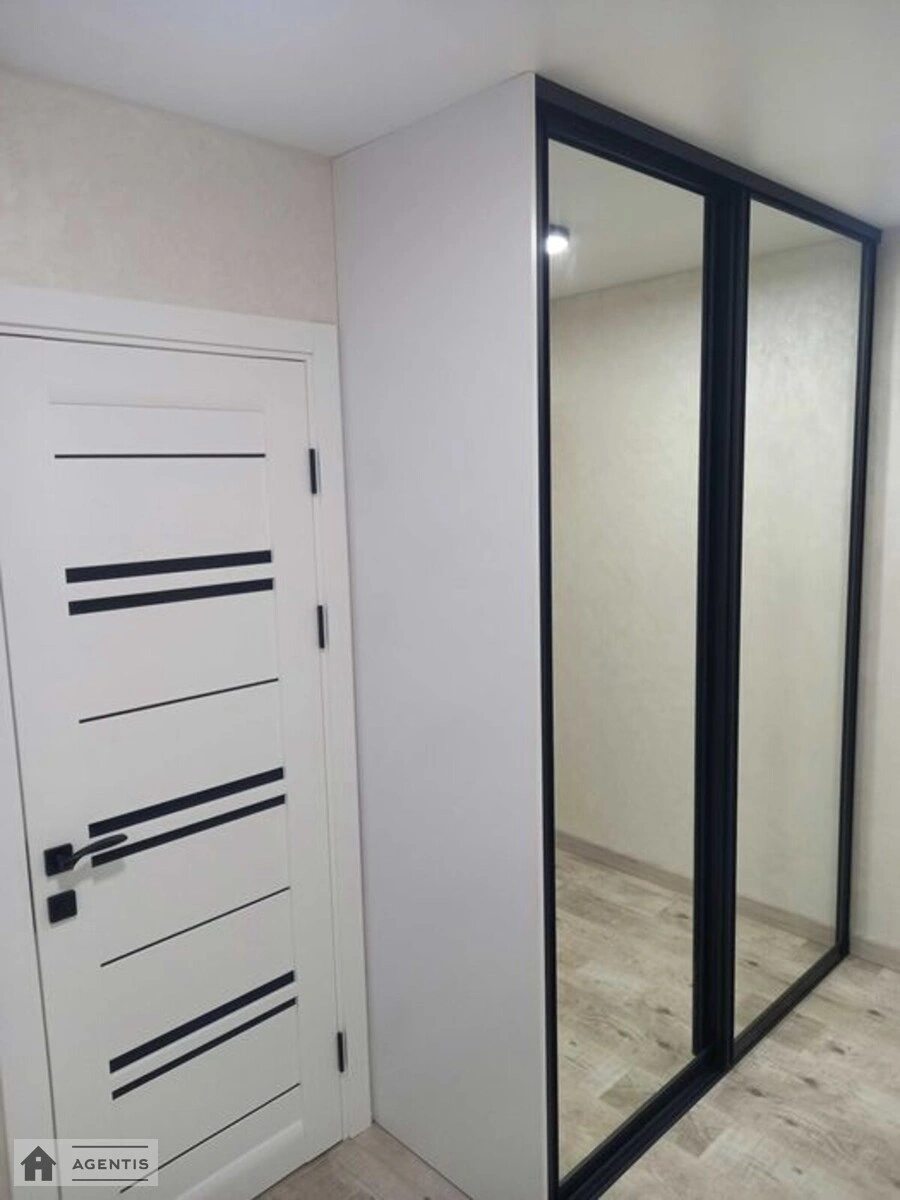 Здам квартиру 1 кімната, 38 m², 1 пов./5 поверхів. 18, Радистів 18, Київ. 