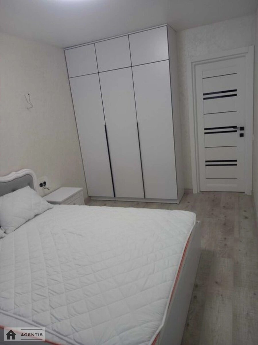 Сдам квартиру 1 комната, 38 m², 1 эт./5 этажей. 18, Радистов 18, Киев. 