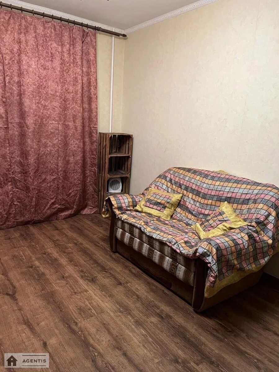 Здам квартиру 3 кімнати, 65 m², 3 пов./9 поверхів. 18, Сержа Лифаря вул. (Олександра Сабурова), Київ. 