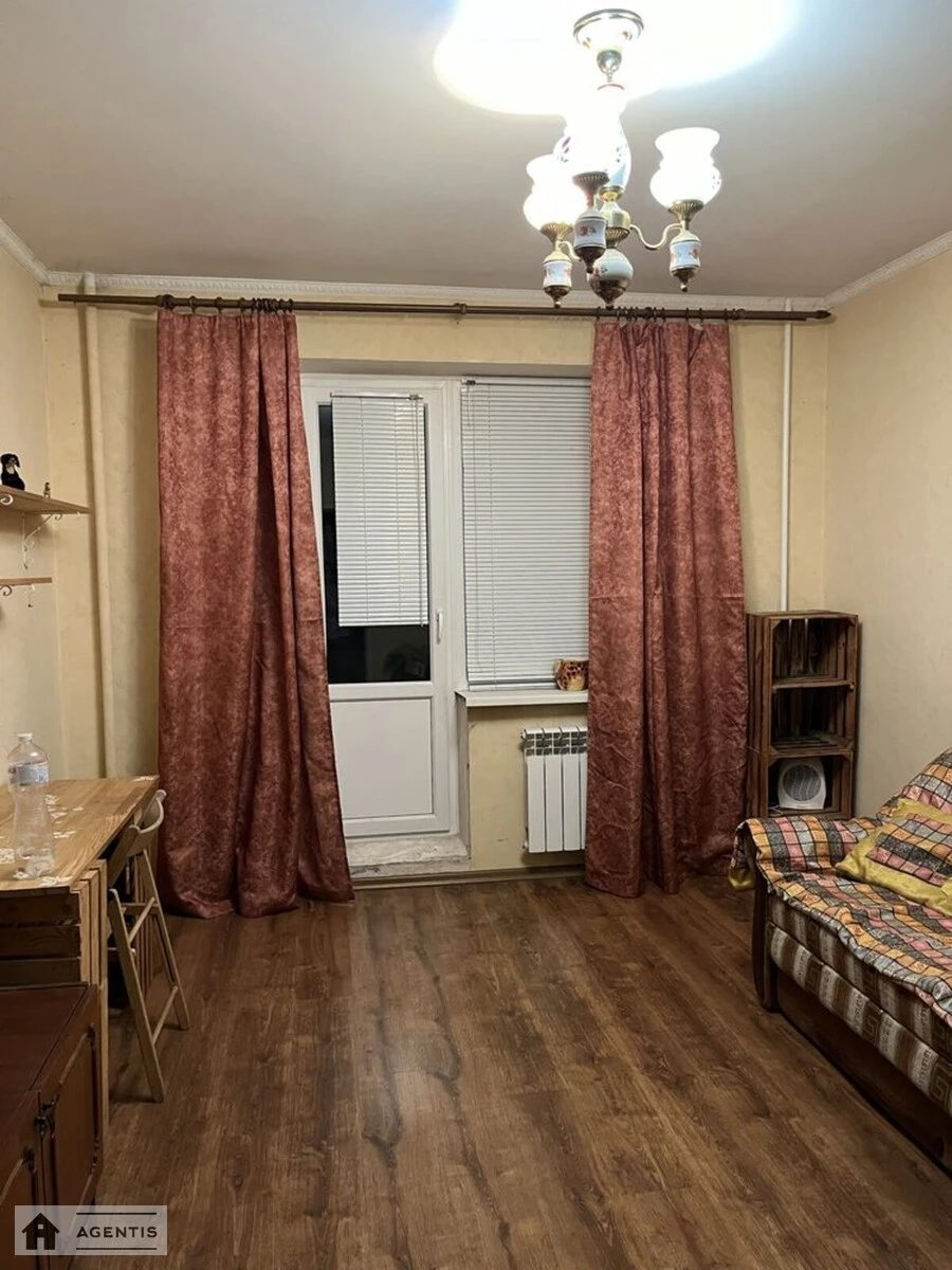 Сдам квартиру 3 комнаты, 65 m², 3 эт./9 этажей. 18, Сержа Лифаря вул. (Олександра Сабурова), Киев. 