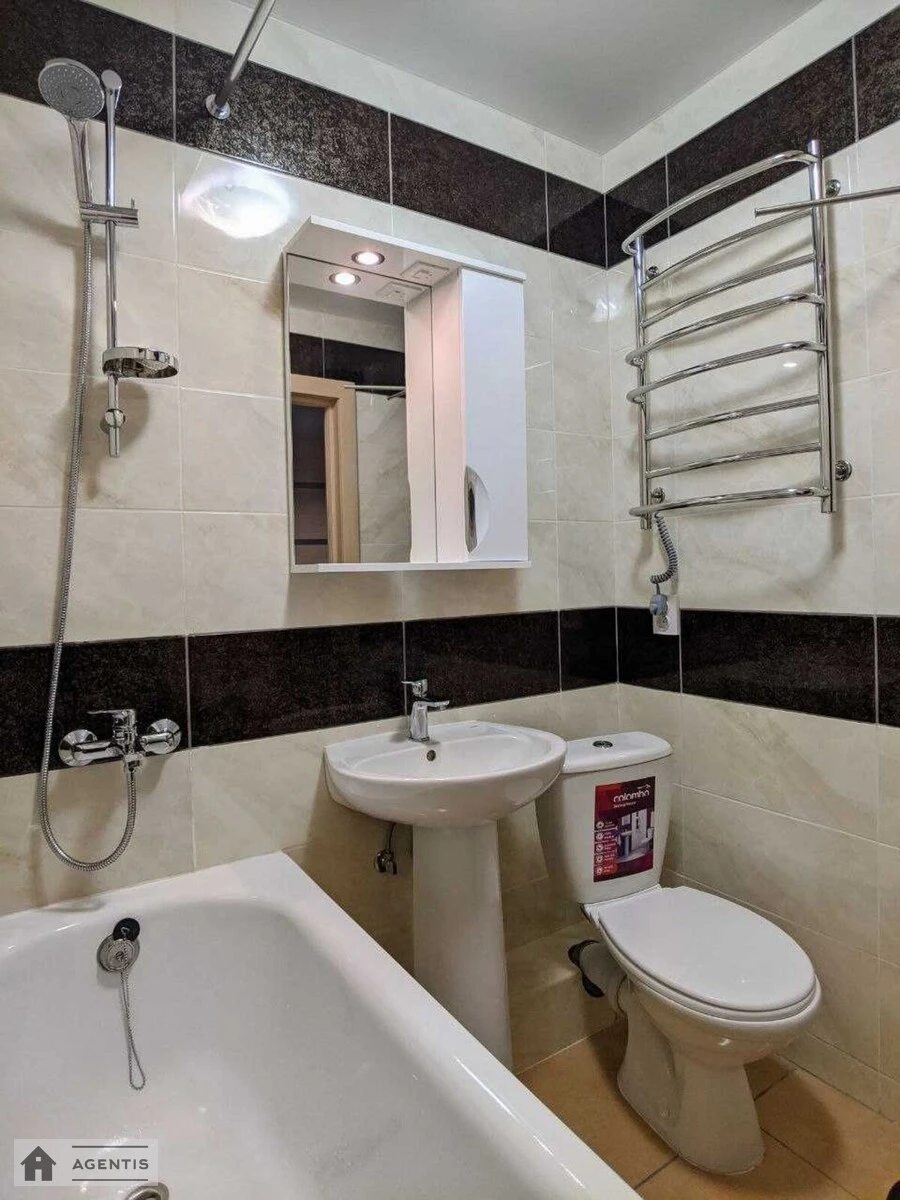 Сдам квартиру 1 комната, 40 m², 3 эт./26 этажей. 13, Соломії Крушельницької вул., Киев. 