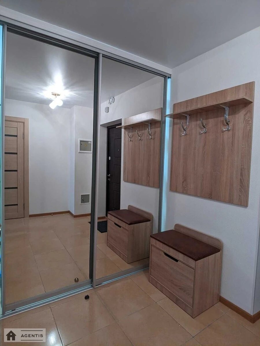 Сдам квартиру 1 комната, 40 m², 3 эт./26 этажей. 13, Соломії Крушельницької вул., Киев. 