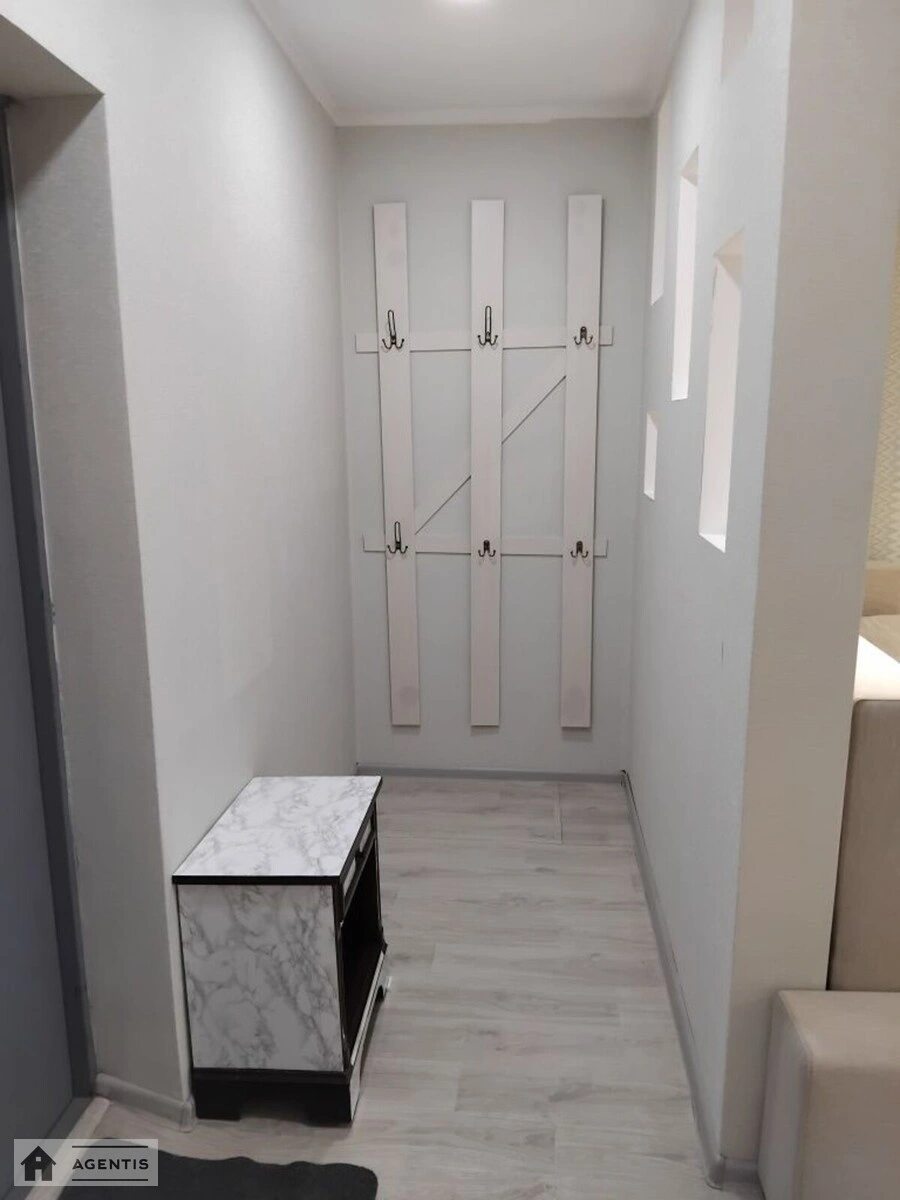 Сдам квартиру 2 комнаты, 61 m², 4 эт./18 этажей. 52, Данила Щербаківського вул. (Щербакова), Киев. 