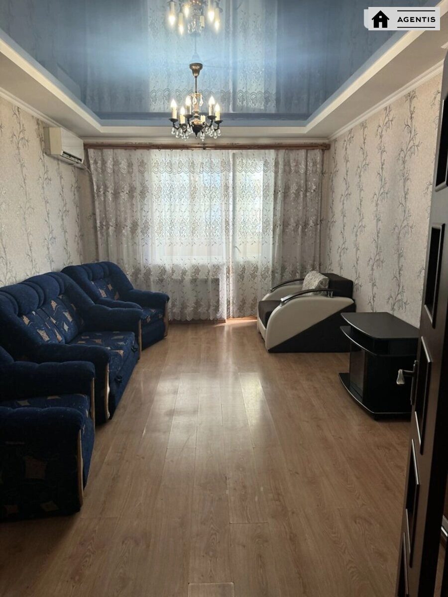 Сдам квартиру 2 комнаты, 70 m², 3 эт./26 этажей. 6, Драгоманова 6, Киев. 