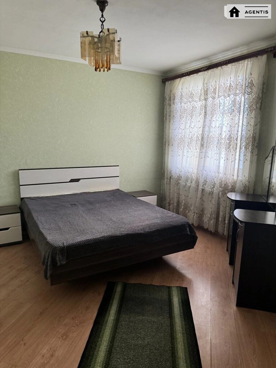 Сдам квартиру 2 комнаты, 70 m², 3 эт./26 этажей. 6, Драгоманова 6, Киев. 